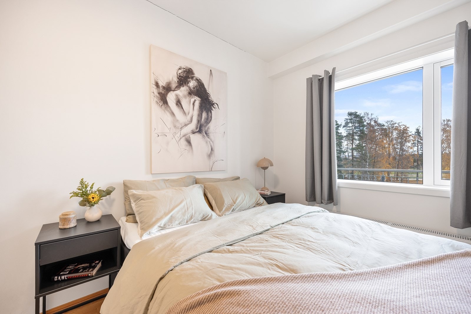 Hovedsoverommet har god plass til dobbeltseng, nattbord og garderobeløsning. Galleribilde