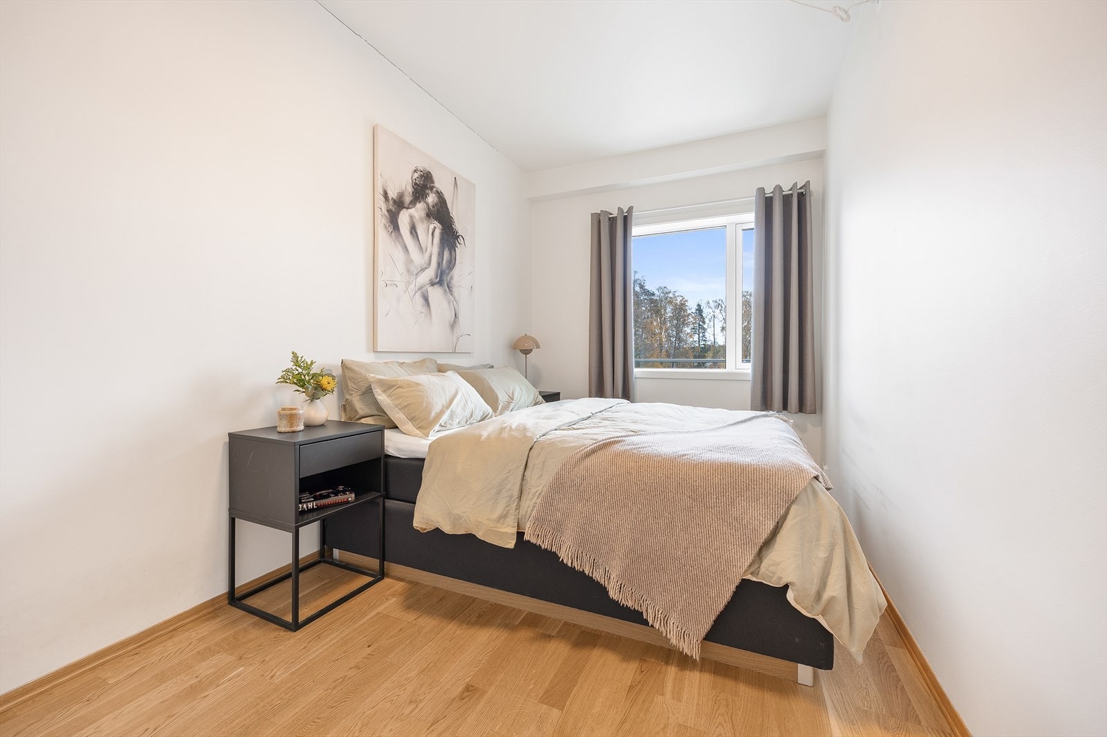 Romslig hovedsoverom med lyse overflater. Galleribilde