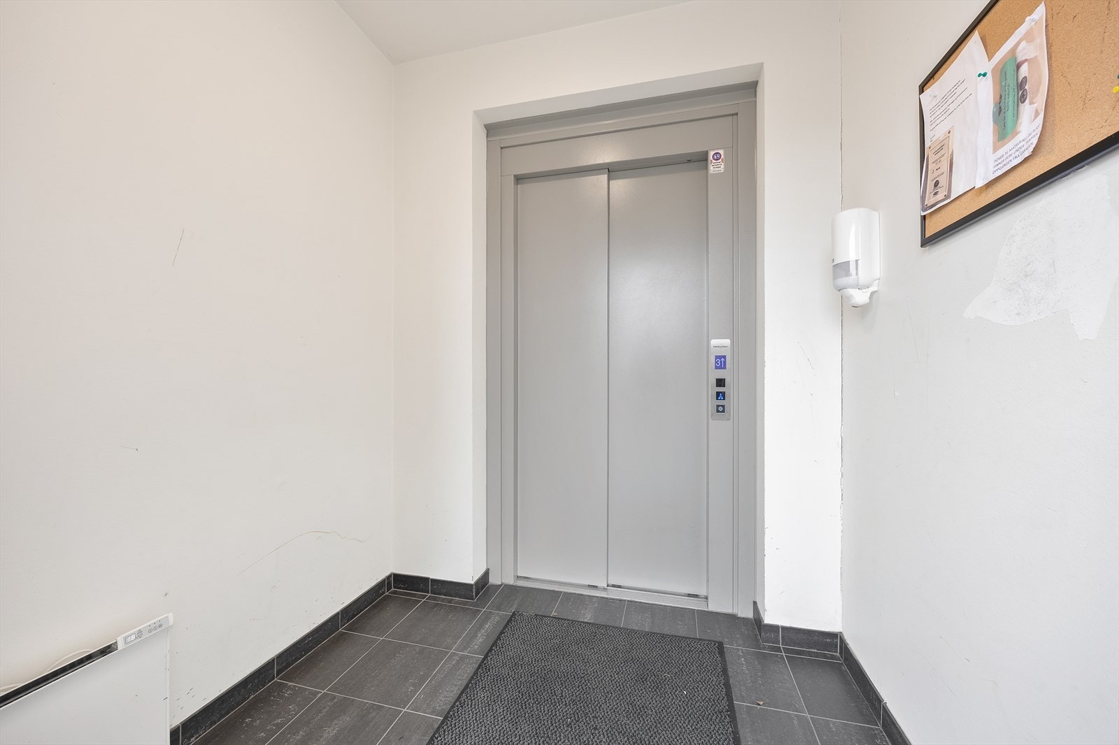 Det er heis i bygget som gir trinnfri adkomst fra garasjen og opp til leiligheten. Galleribilde