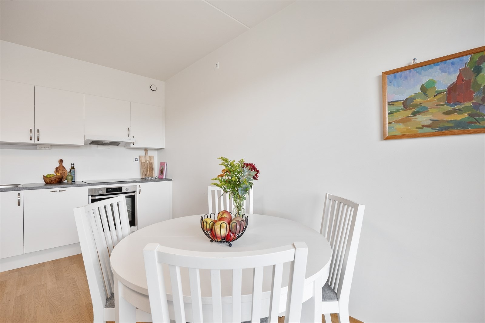 Spiseplassen er naturlig plassert i tilknytning til både kjøkken og stue. Galleribilde