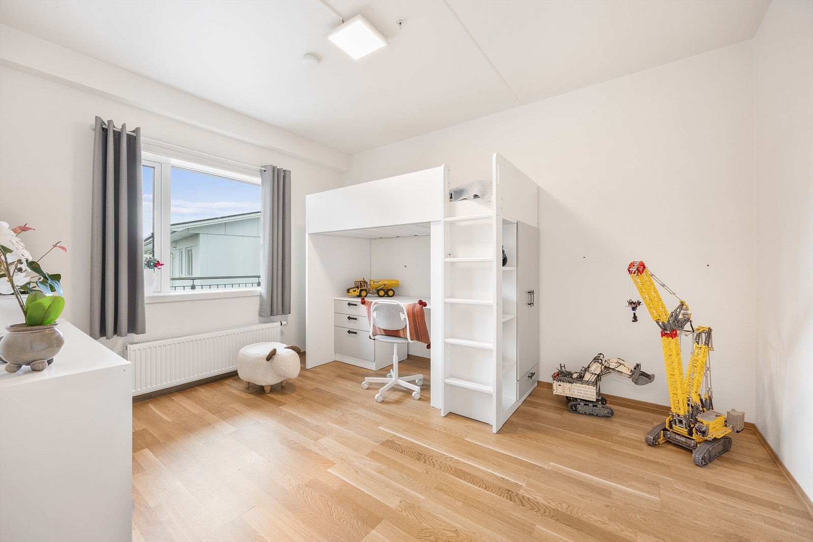 Det andre soverommet egner seg godt som barnerom, gjesterom eller kontor. Galleribilde