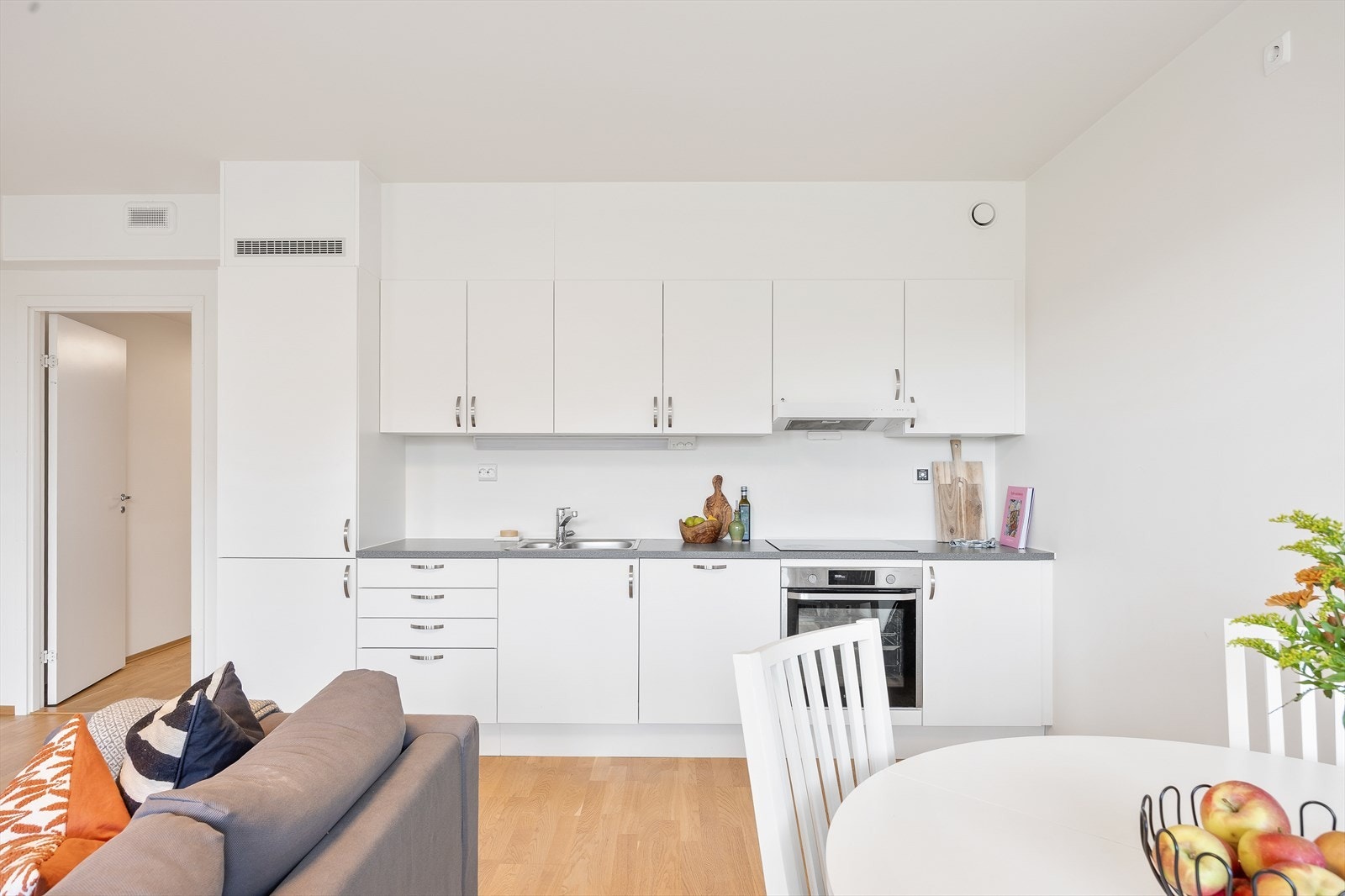 Innredningen består av glatte fronter, laminert benkeplate og oppvaskkum av stål. Galleribilde