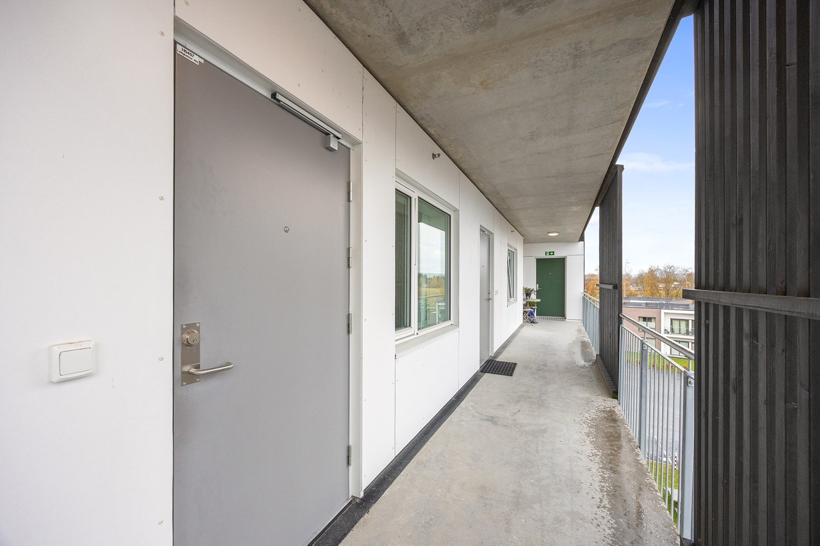 Adkomst til leiligheten via en overbygget svalgang. Galleribilde