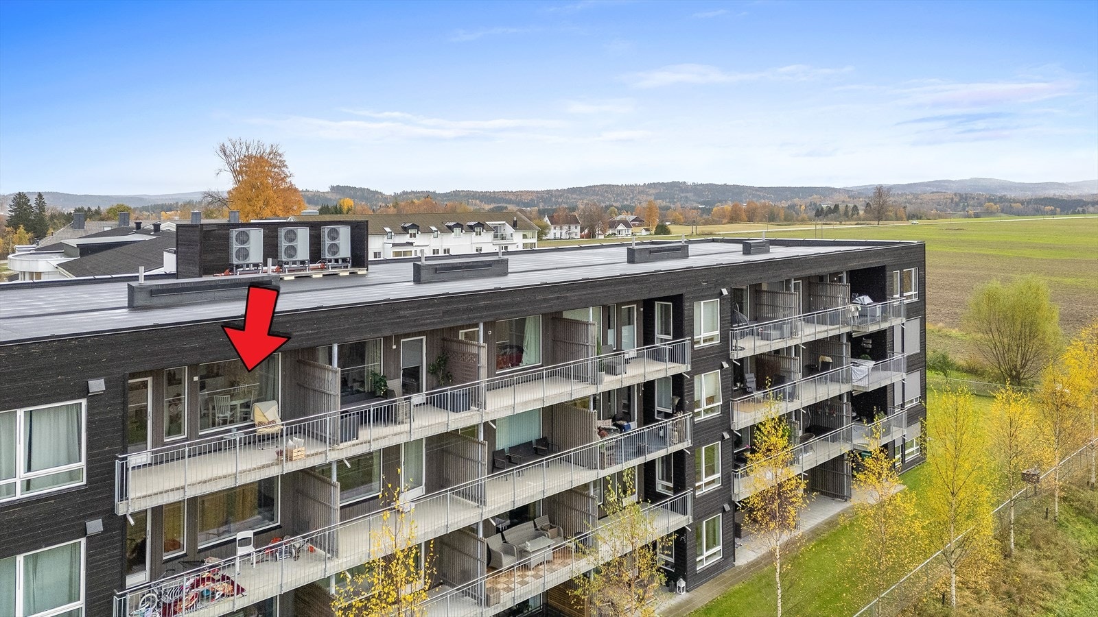 Leiligheten ligger i byggets øverste etasje og holder en høy standard. Galleribilde