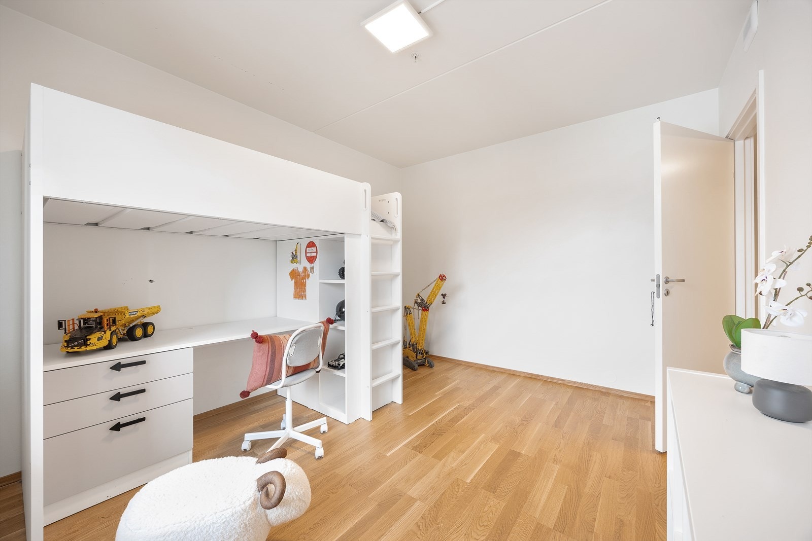 Soverommet har plass til seng, skrivebord og garderobeløsning. Galleribilde