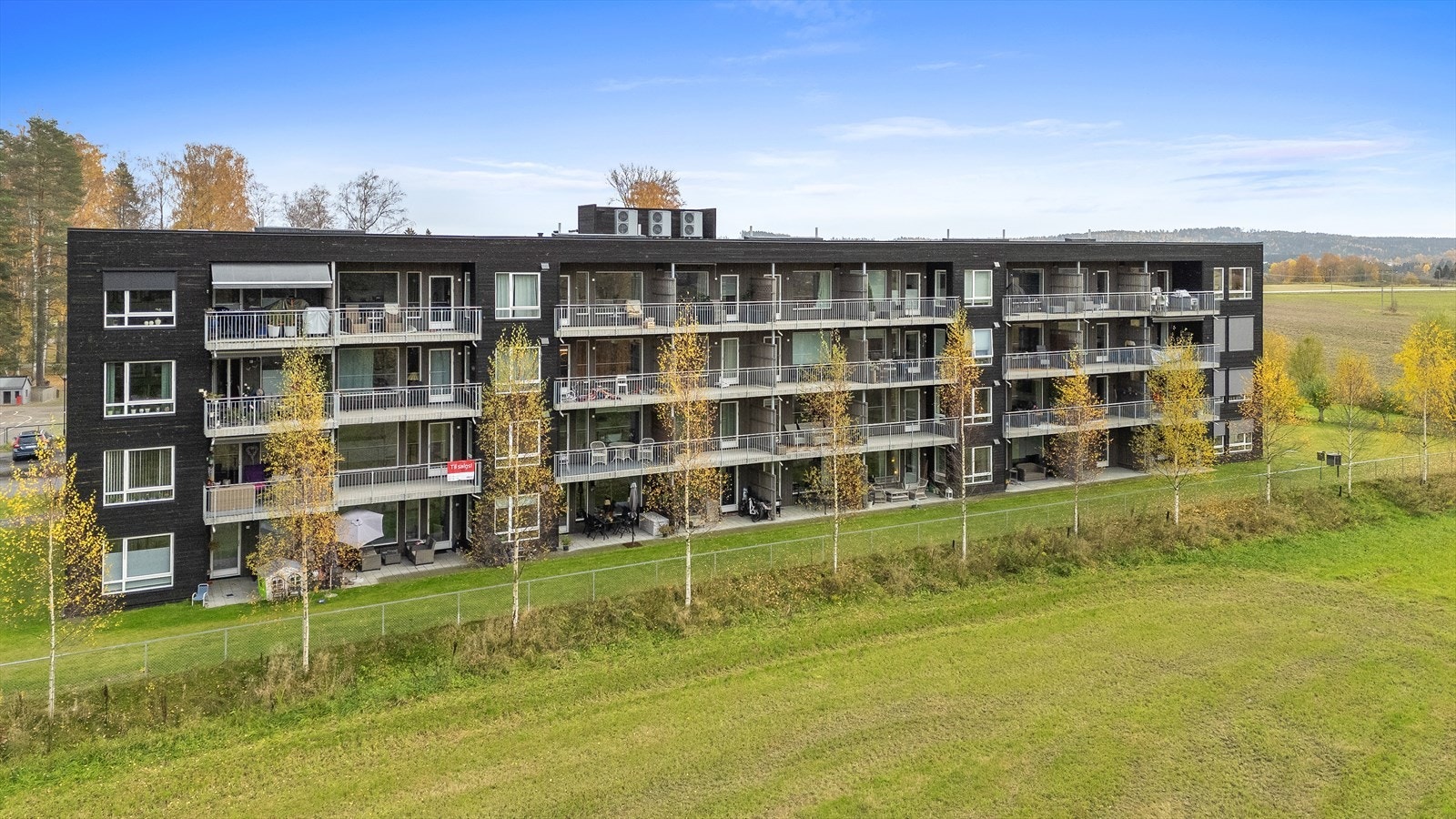 Fellesområdet er pent opparbeidet med plen og beplantning. Galleribilde