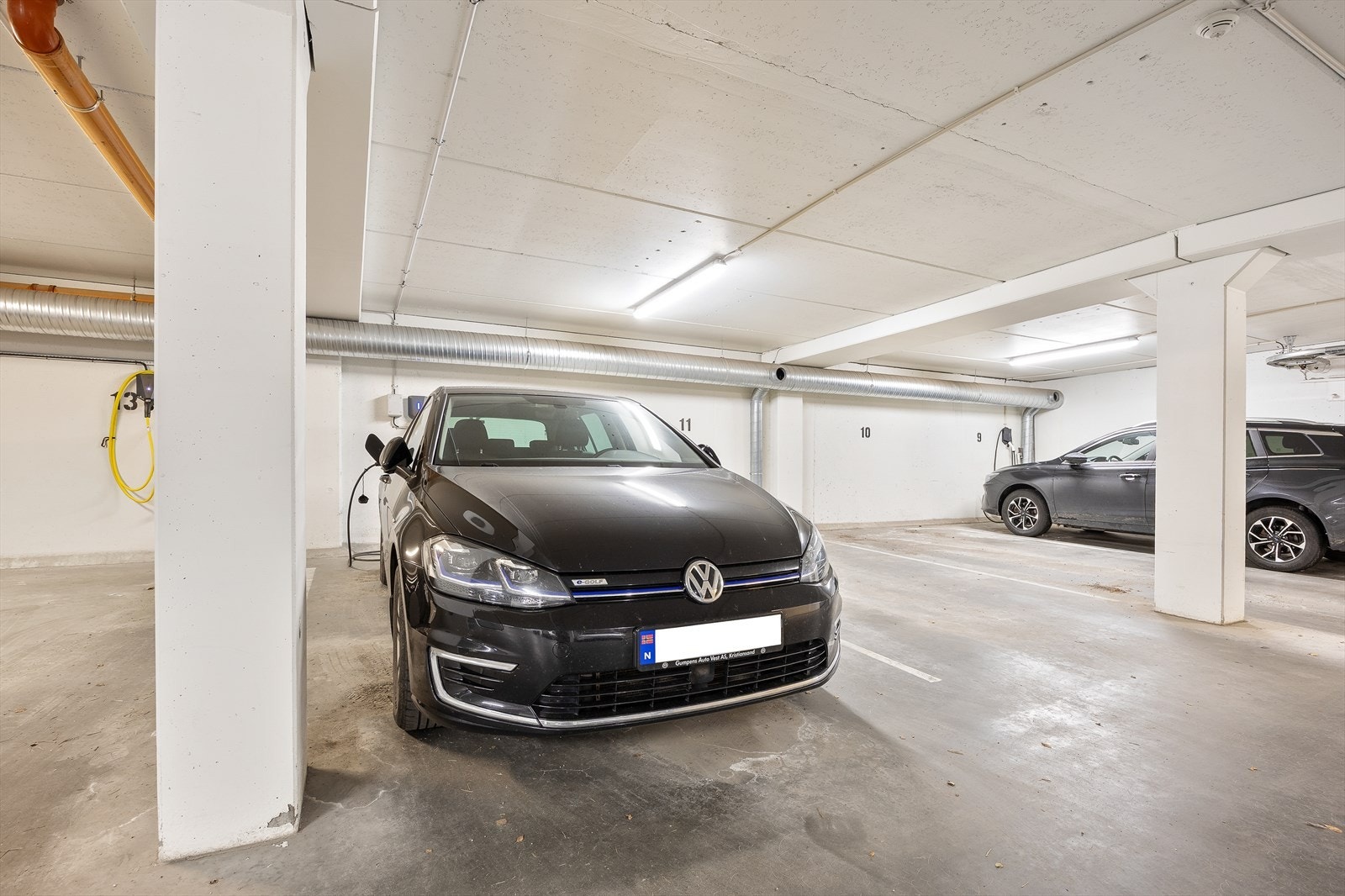 Det medfølger en garasjeplass med elbillader. Galleribilde