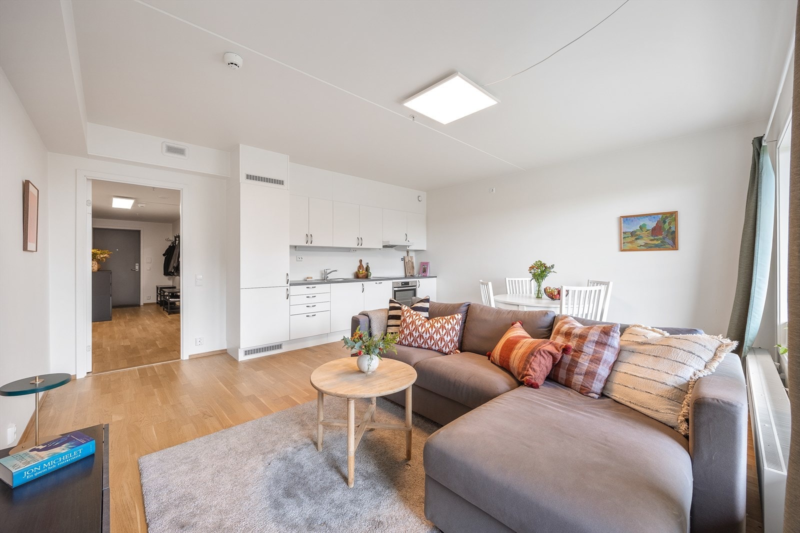 Vannbåren varme via radiatorer gir en jevn og behagelig oppvarming. Galleribilde