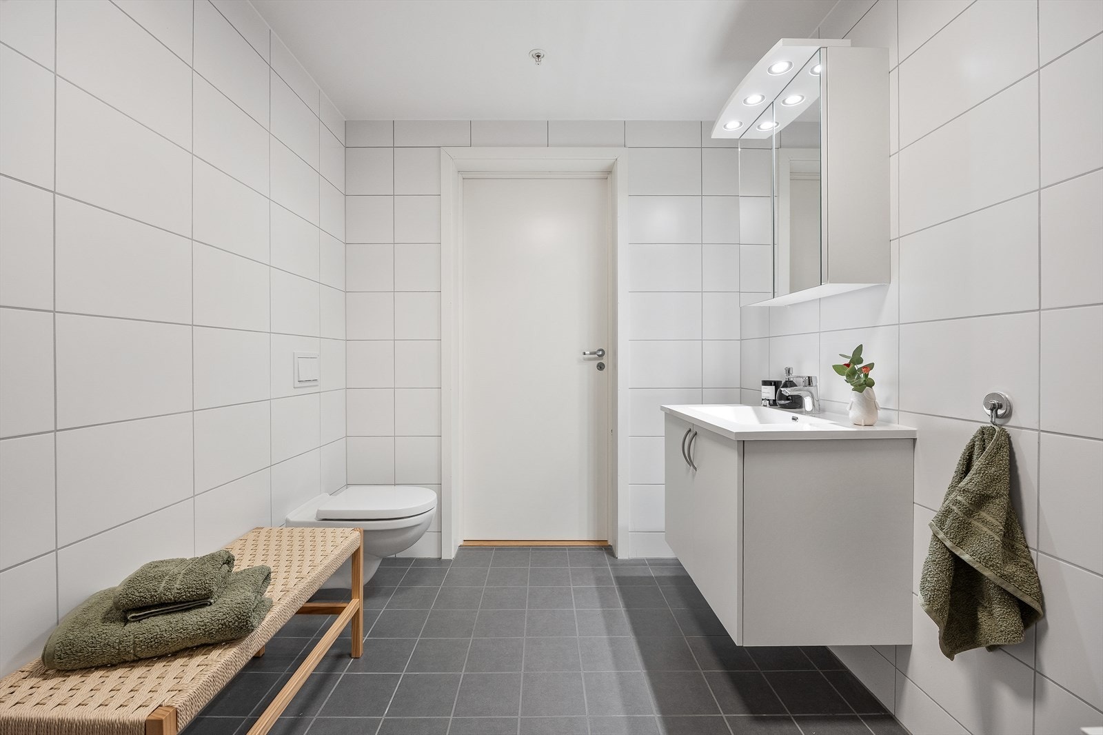 Det er balansert ventilasjon med spalte for tilluft under dør. Galleribilde