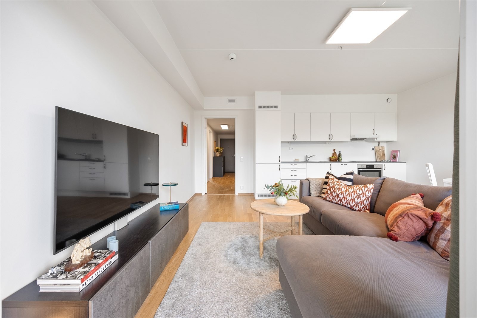 Her er det god plass til både sofagruppe, mediemøbler og spisebord. Galleribilde