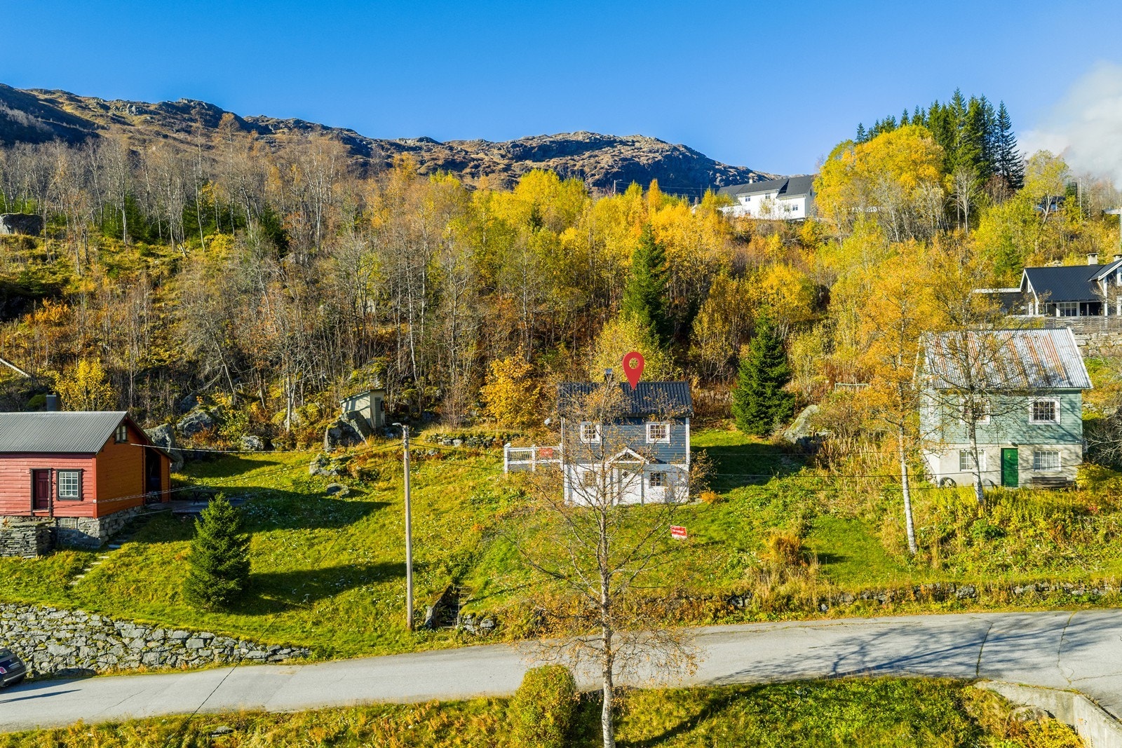 Fasade/tomt. Galleribilde