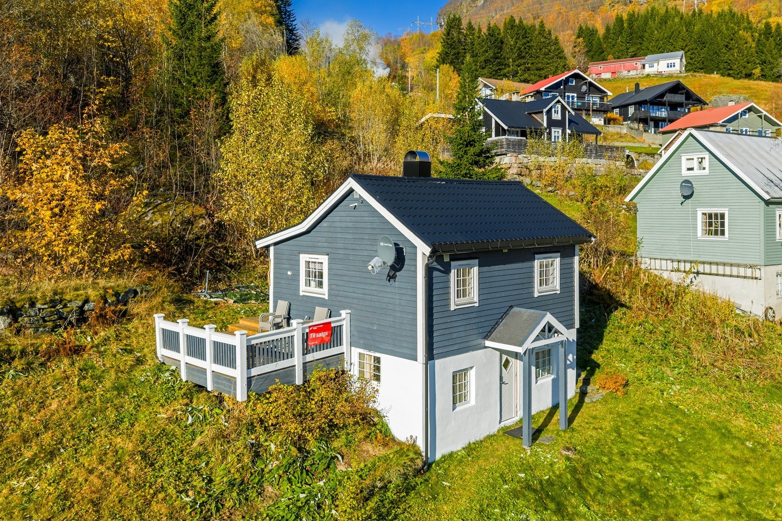 Velkommen til Håra 59. Sjarmerende og trivelig fritidsbolig med god standard, og kort veg til alt. Like ved finner du Røldal Skisenter, med moderne heisanlegg og eget barnetrekk, lokale butikker og Røldal sentrum. Hytten er modernisert i 2011. Galleribilde