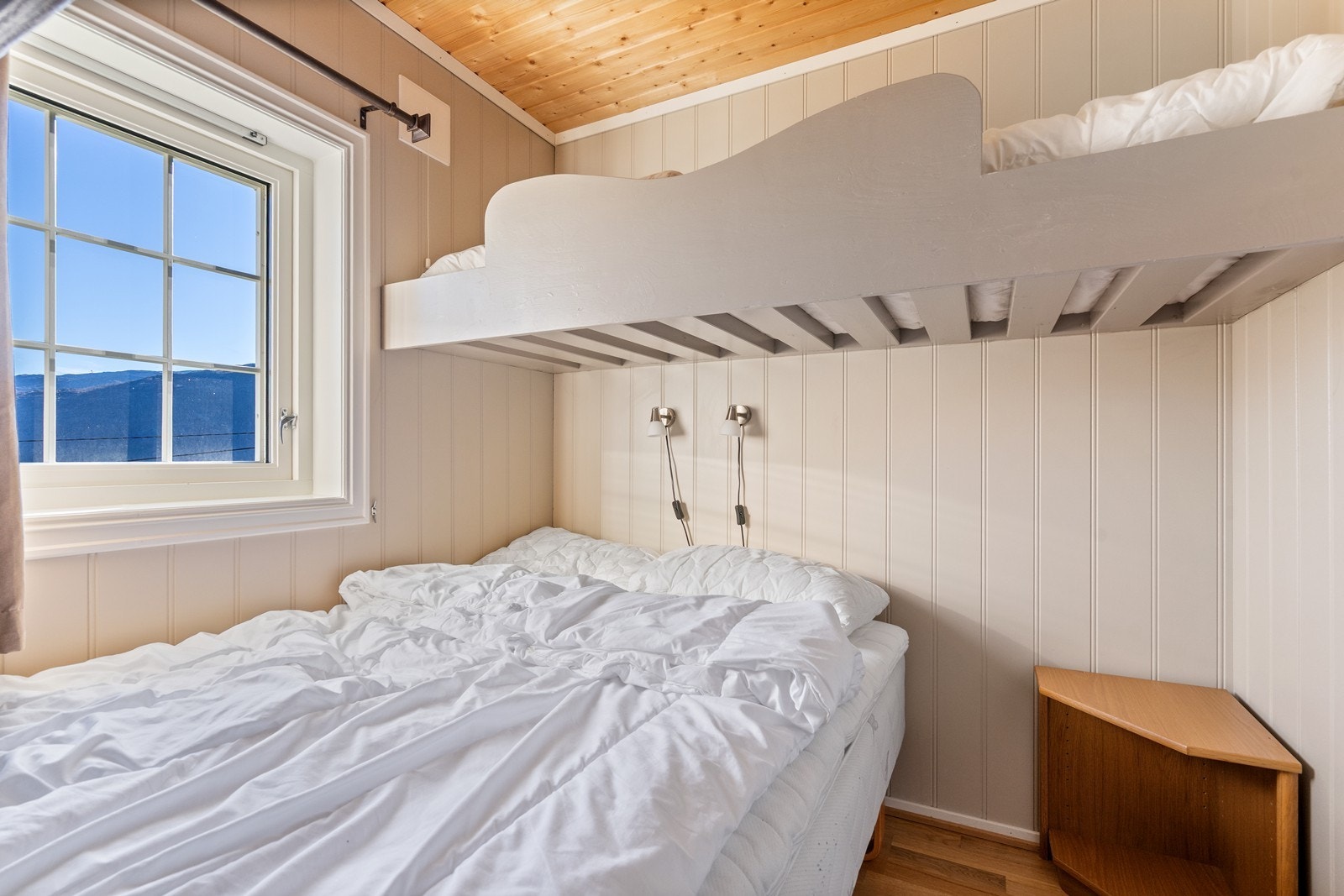 Soverom: Panel på vegger og tak, parkett på gulv. Plass for dobbelt seng og plassbygget seng. Galleribilde