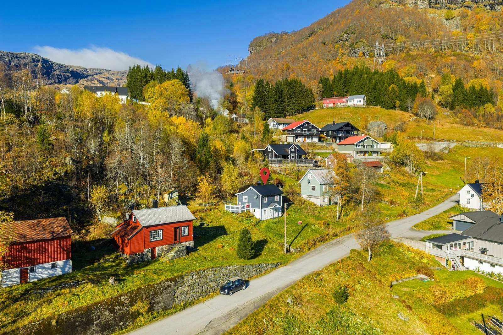 Fin beliggenhet i vakre omgivelser med panoramautsikt over Røldalsvatnet. Fritidsboligen har en fredelig og solrik beliggenhet, og kombinerer landlig ro med nærhet til aktivitetstilbud året rundt. Kort avstand til Røldal Skisenter og Røldal sentrum Galleribilde
