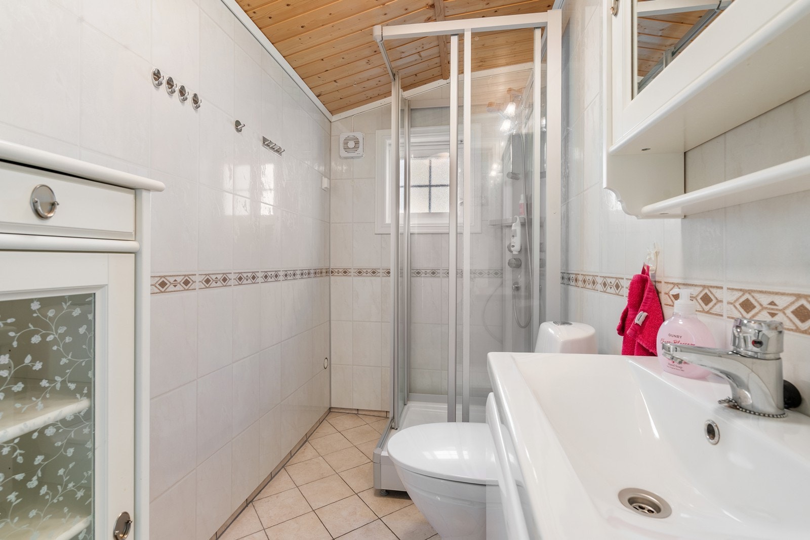 Bad : Det er fliser på gulv og våtromsplater på vegg.
Badet har dusjkabinett, seksjon med vask, toalett og opplegg for
vaskemaskin. Varmekabler i gulv. Galleribilde