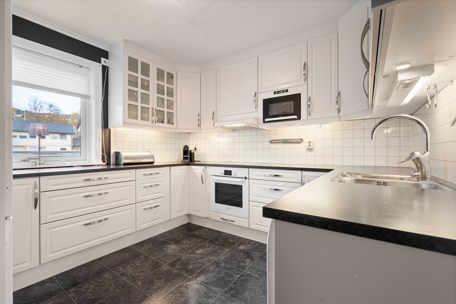 Stilrent og praktisk kjøkken med god arbeidsflate Galleribilde