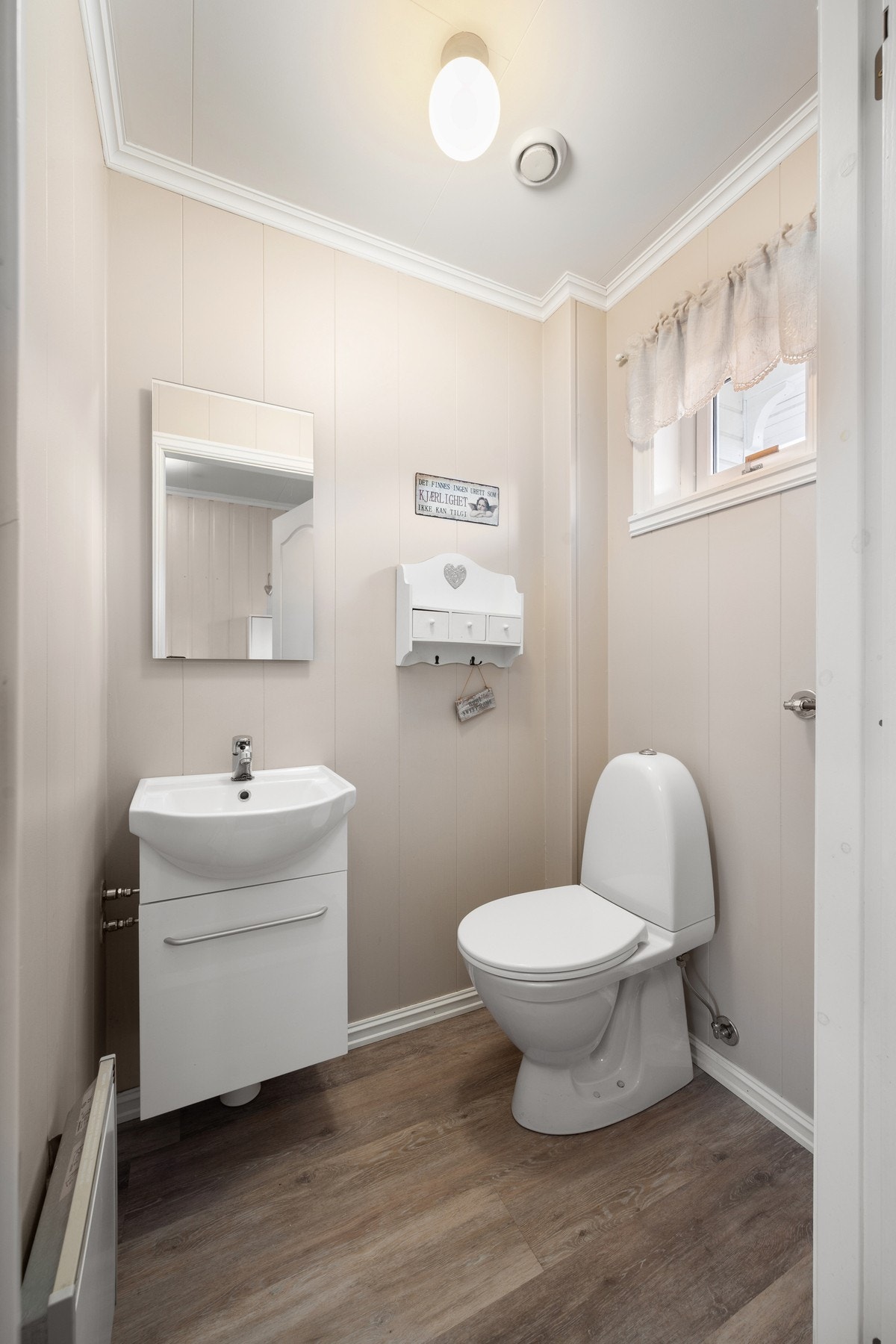 Praktisk med toalettrom i hovedetasjen Galleribilde