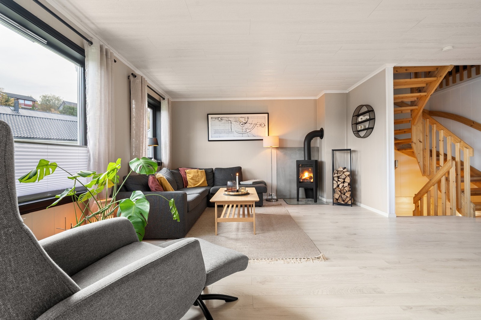 Vedovn i stuen varmer effektivt og sørger for god atmosfære Galleribilde