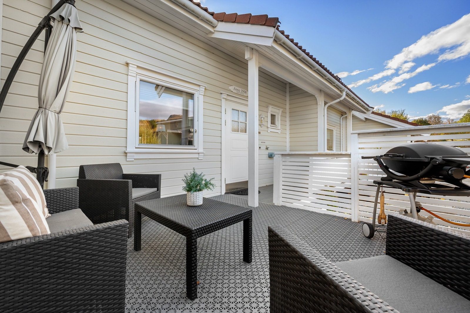 Trivelig uteplass med gode solforhold Galleribilde