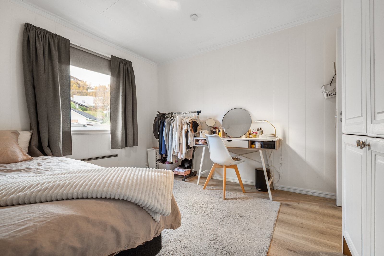 Romslig soverom med garderobeskap Galleribilde