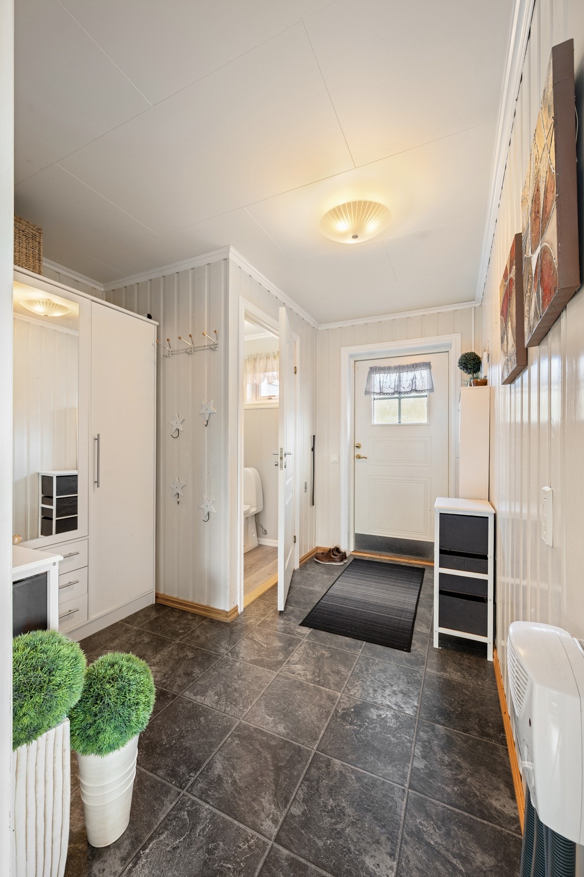 Inngangsparti med god plass til oppbevaring av jakker og sko Galleribilde