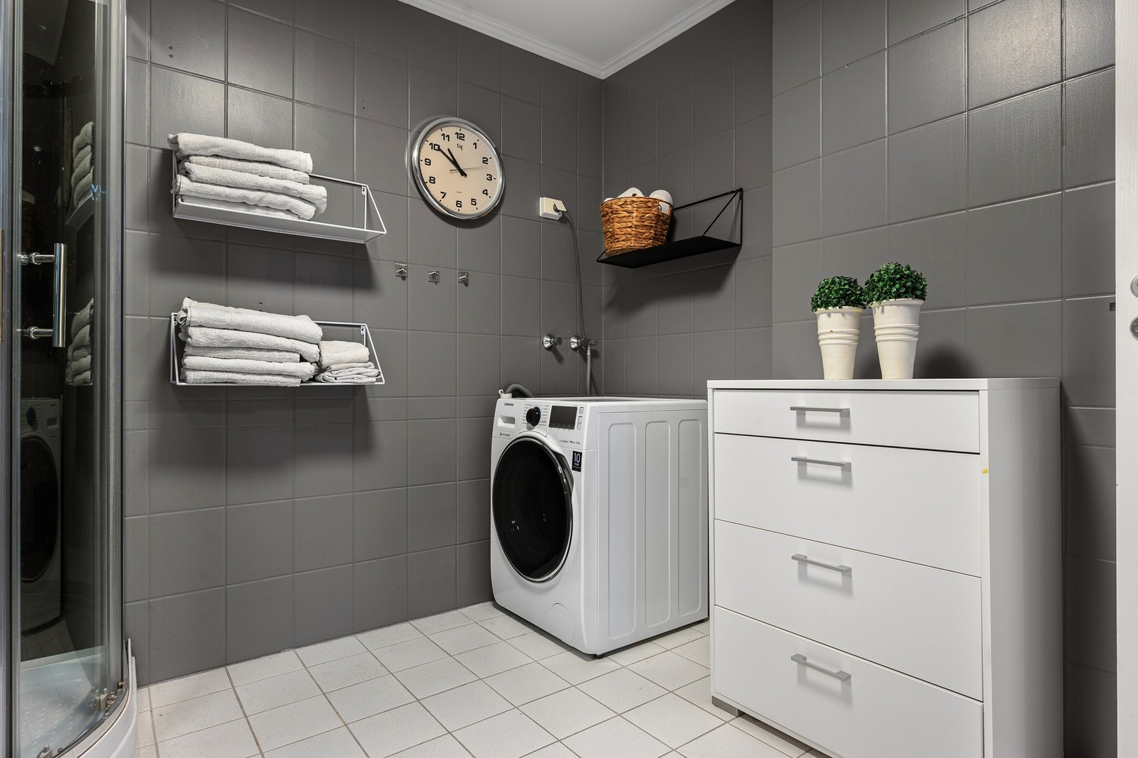 Gulvet er flislagt og har elektriske varmekabler Galleribilde