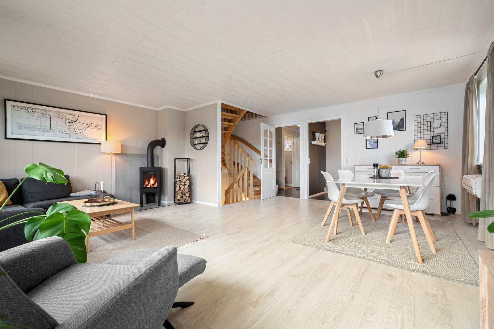 Stuen er enkel å møblere med rikelig plass til både sofagruppe og spisestue Galleribilde