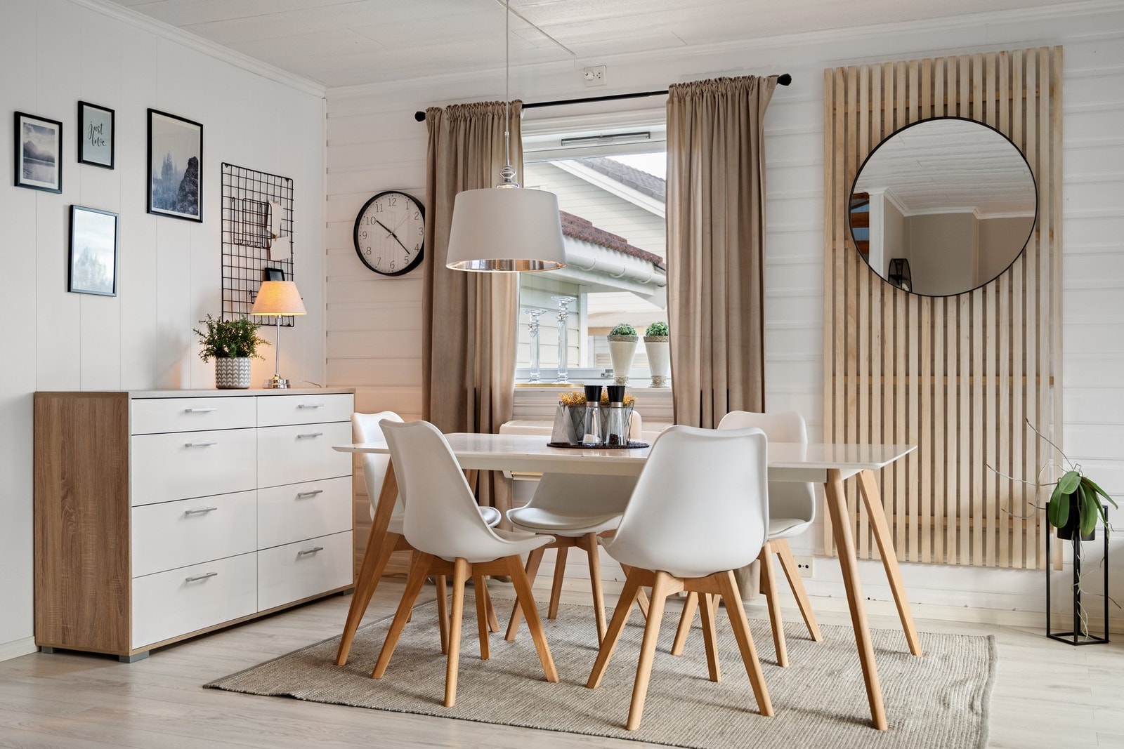 Trivelig spiseplass som innbyr til måltider sammen med familie og venner Galleribilde