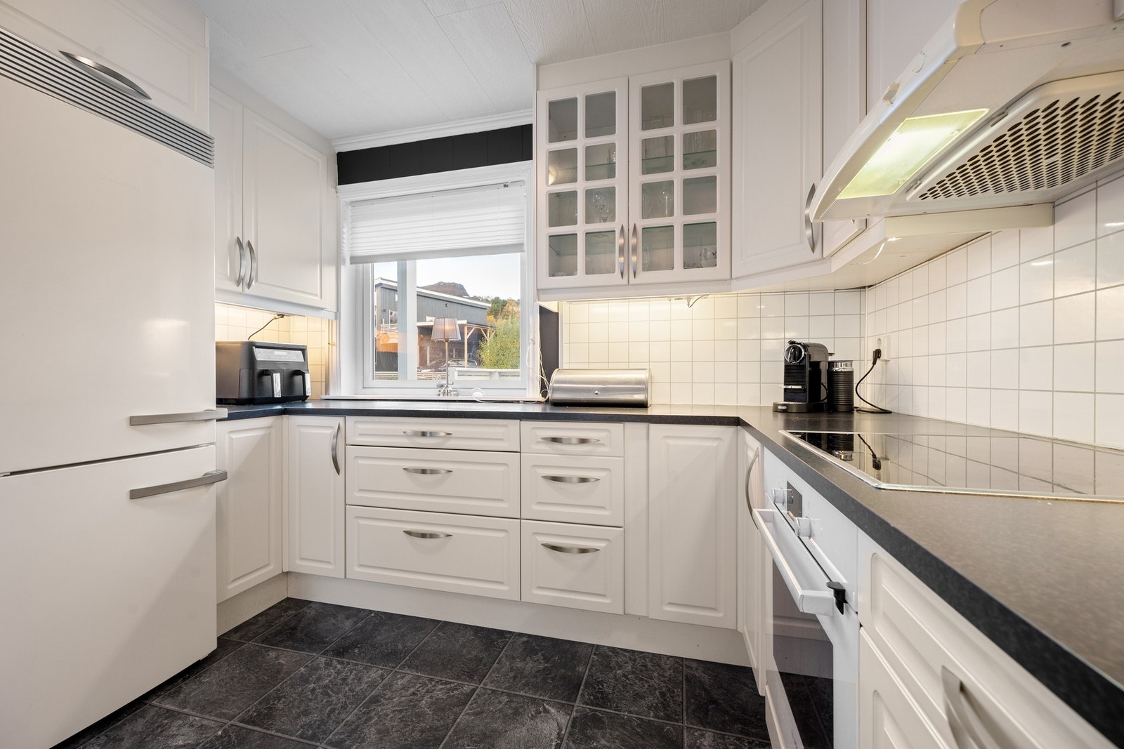 Lyse, profilerte fronter, hvorav to med glass Galleribilde