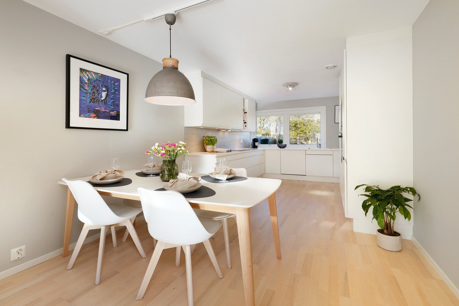 Det er plass til kjøkkenbord i forbindelse med kjøkkenet Galleribilde