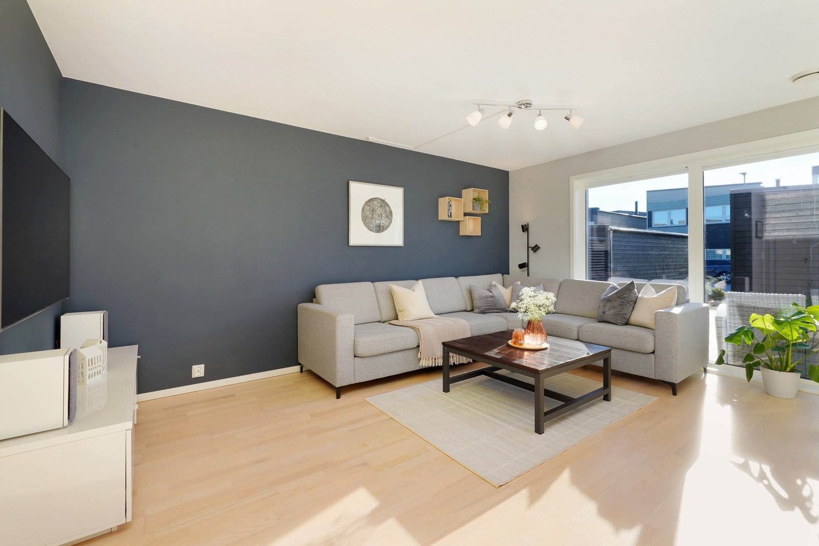 Stuen har store vindusflater som gir masse deilig lys inn i rommet Galleribilde