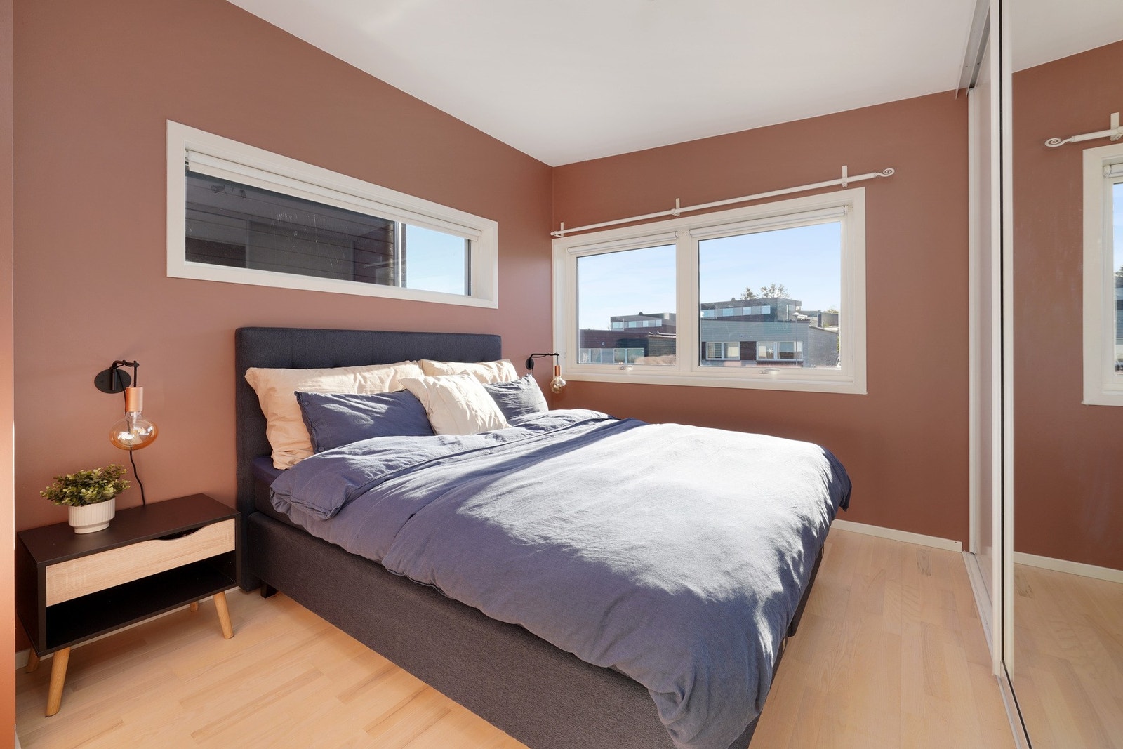 Romslig hovedsoverom med god garderobeløsning Galleribilde