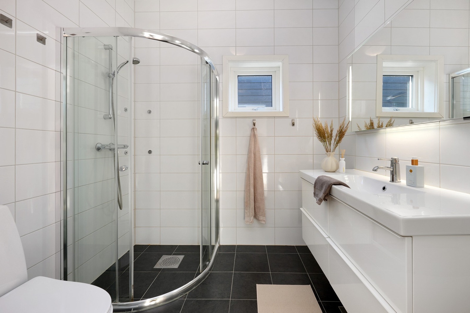 Helfliset bad med varme i gulv Galleribilde