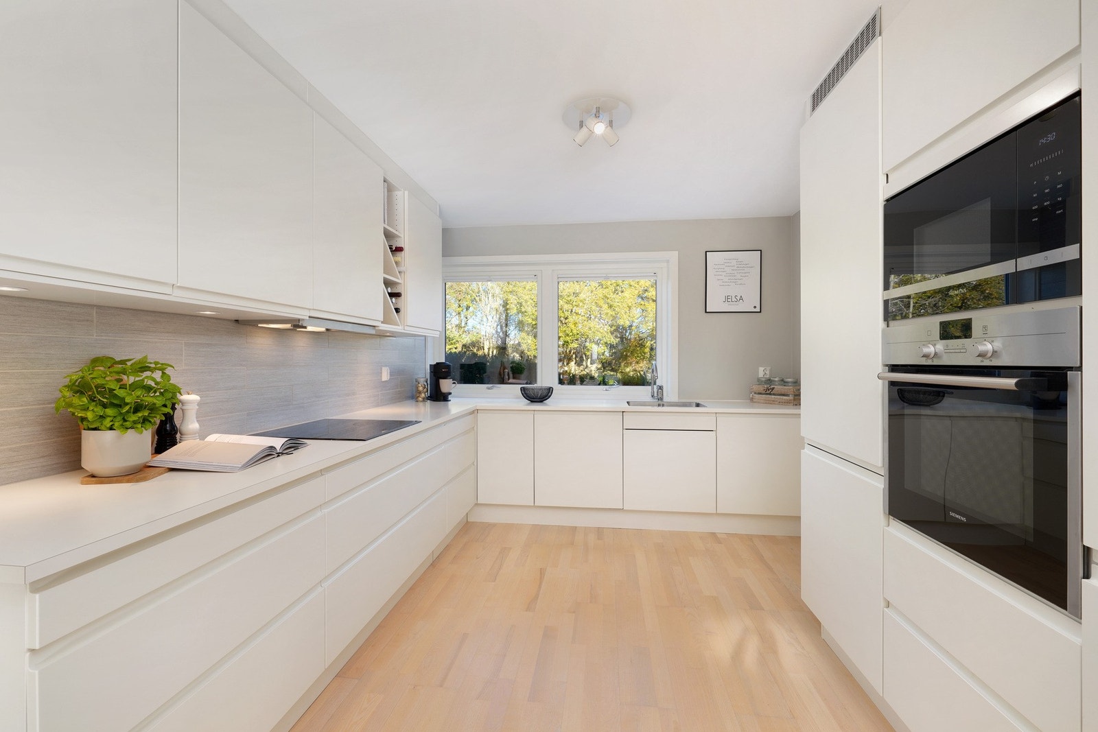 Delikat kjøkken med god skap- og benkeplass Galleribilde