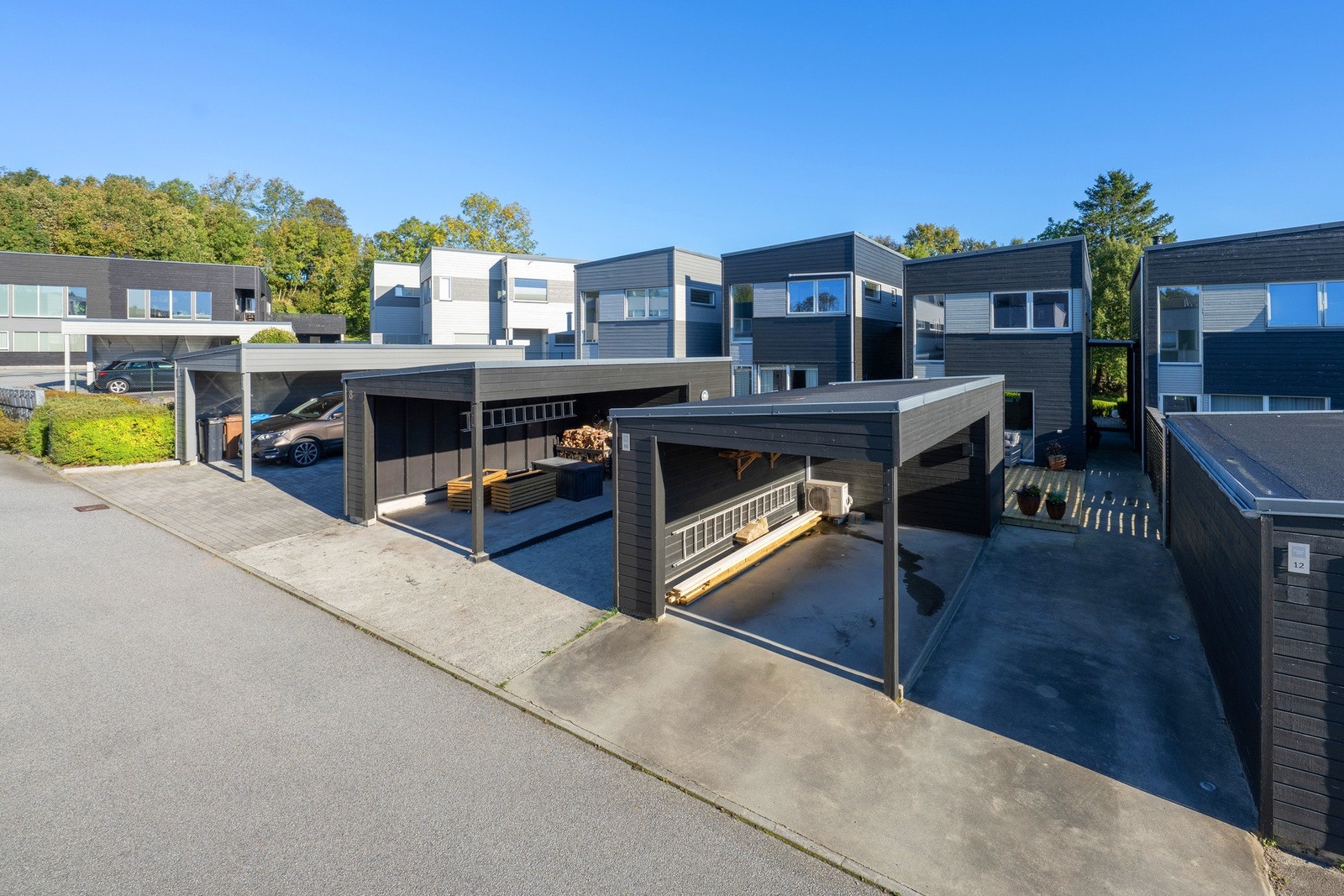 Parkering i carport med el-billader Galleribilde