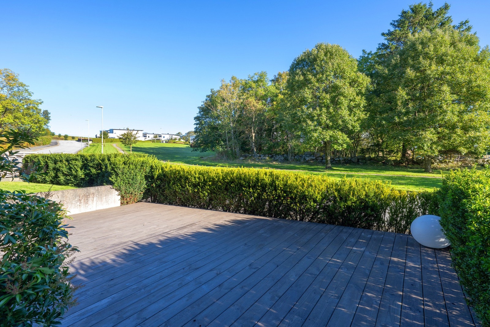 Stor terrasse også på boligens bakside Galleribilde