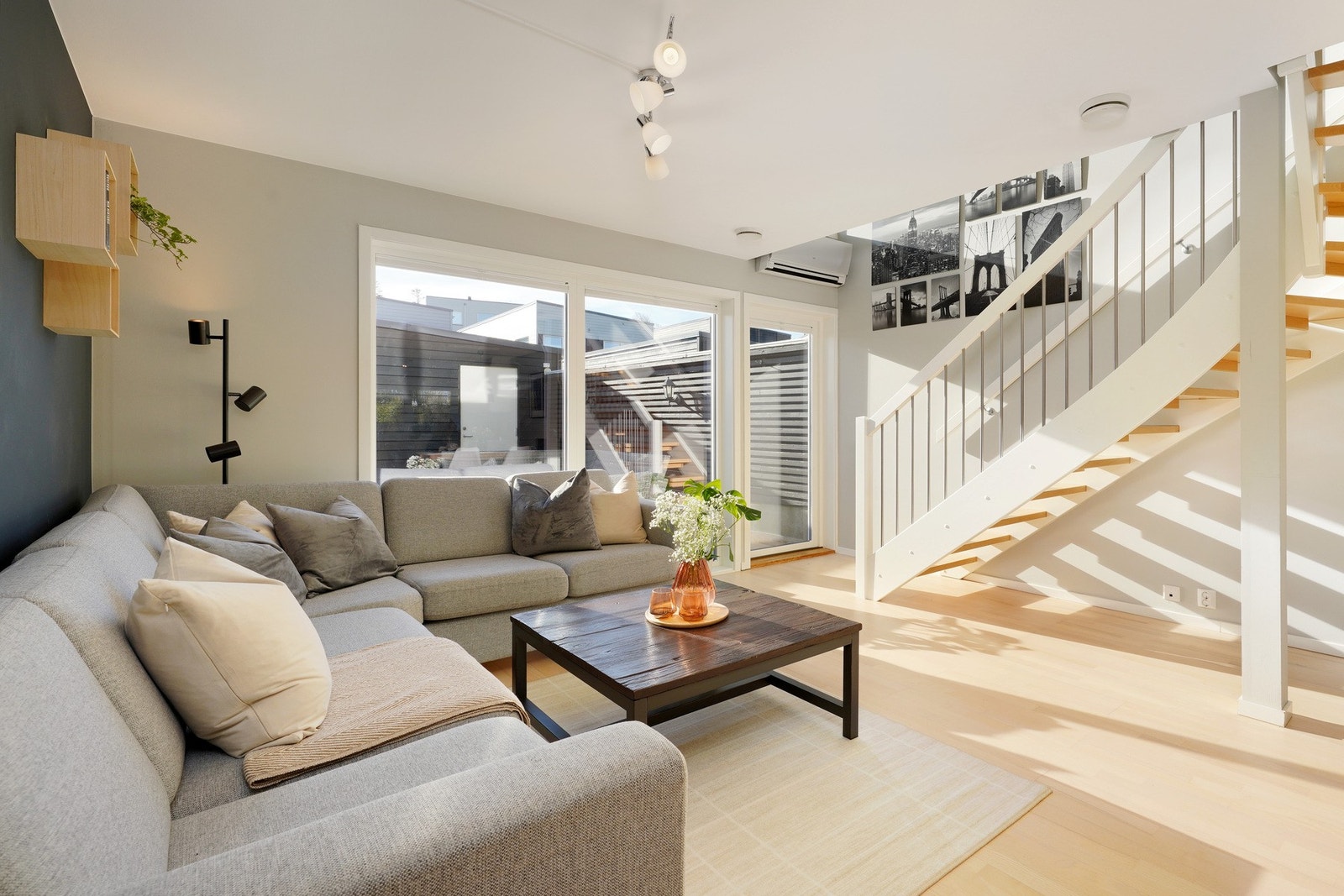 Herfra er det utgang til solrik terrasse Galleribilde