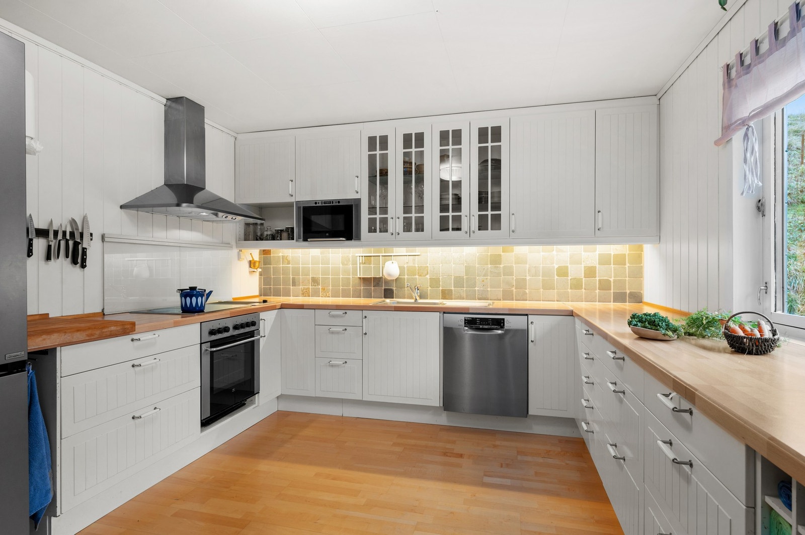 Kjøkkenet er på 16 kvm og har rikelig med skap og benkeplass. Galleribilde