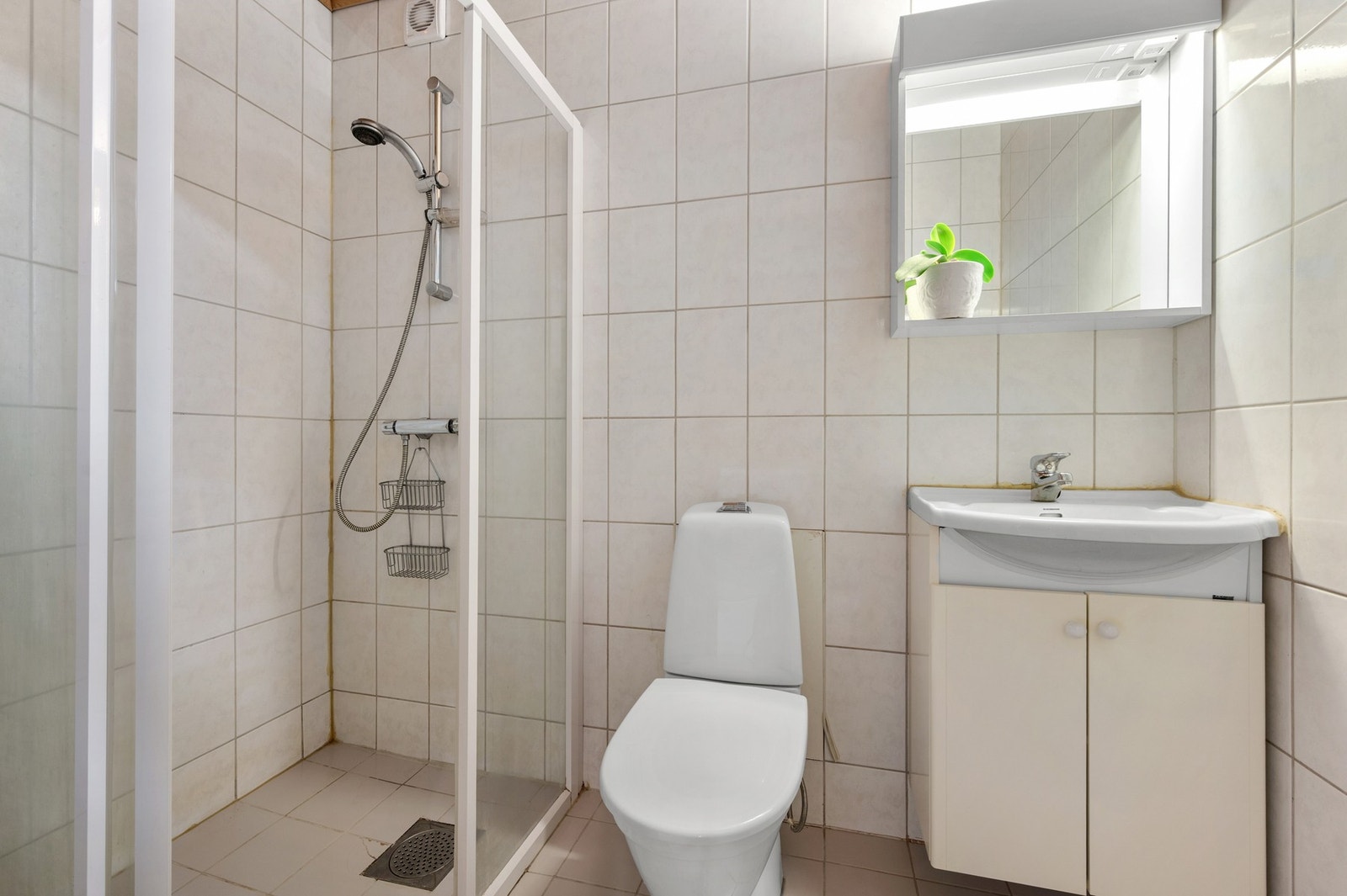 Badet i kjelleren er utstyrt med wc, servantskap, dusjhjørne og mekanisk avtrekk. Galleribilde