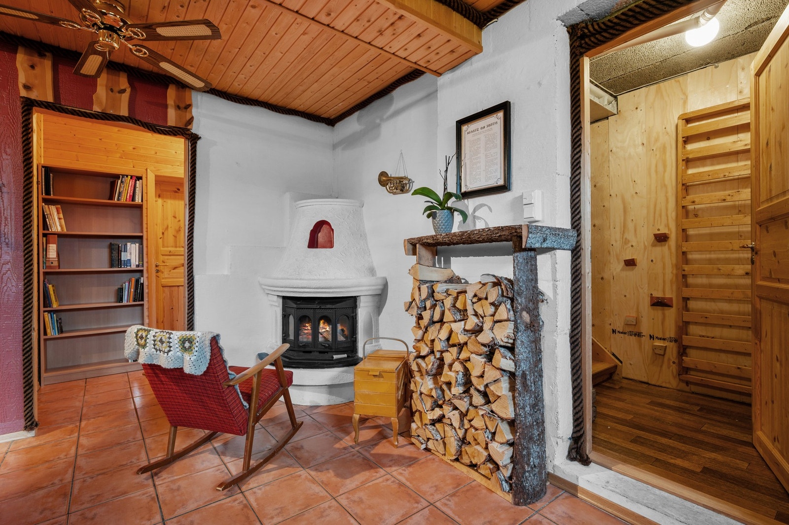 Her har man peis, flis på gulv og bar. Galleribilde