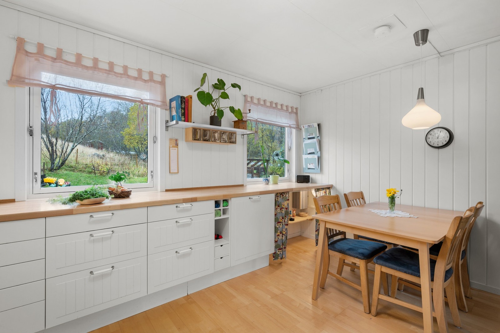 Det er også god plass til spisebord på kjøkkenet, perfekt i en hektisk hverdag. Galleribilde