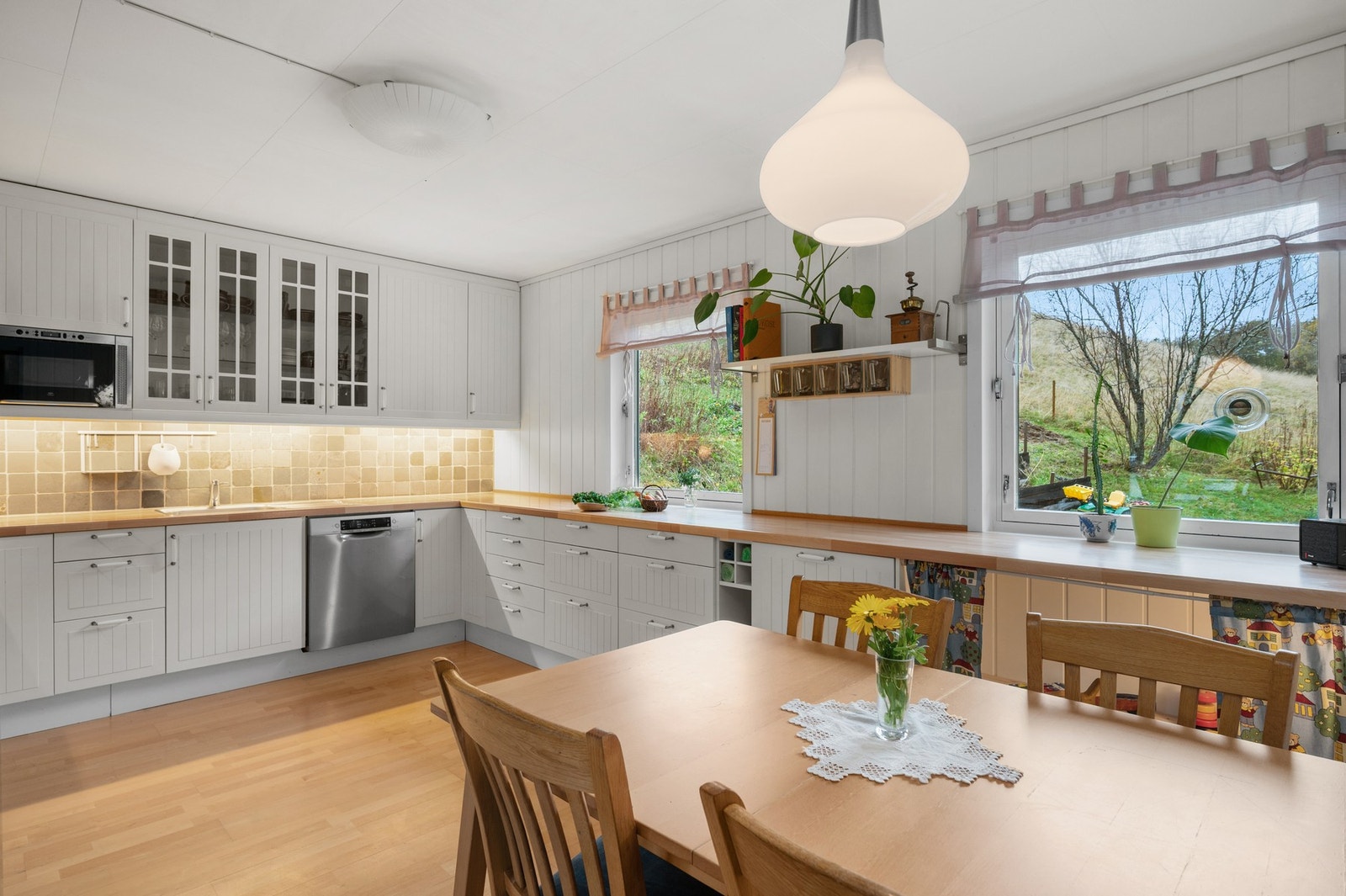 Det er integrert oppvaskmaskin, stekovn, platetopp og mikroovn. Galleribilde