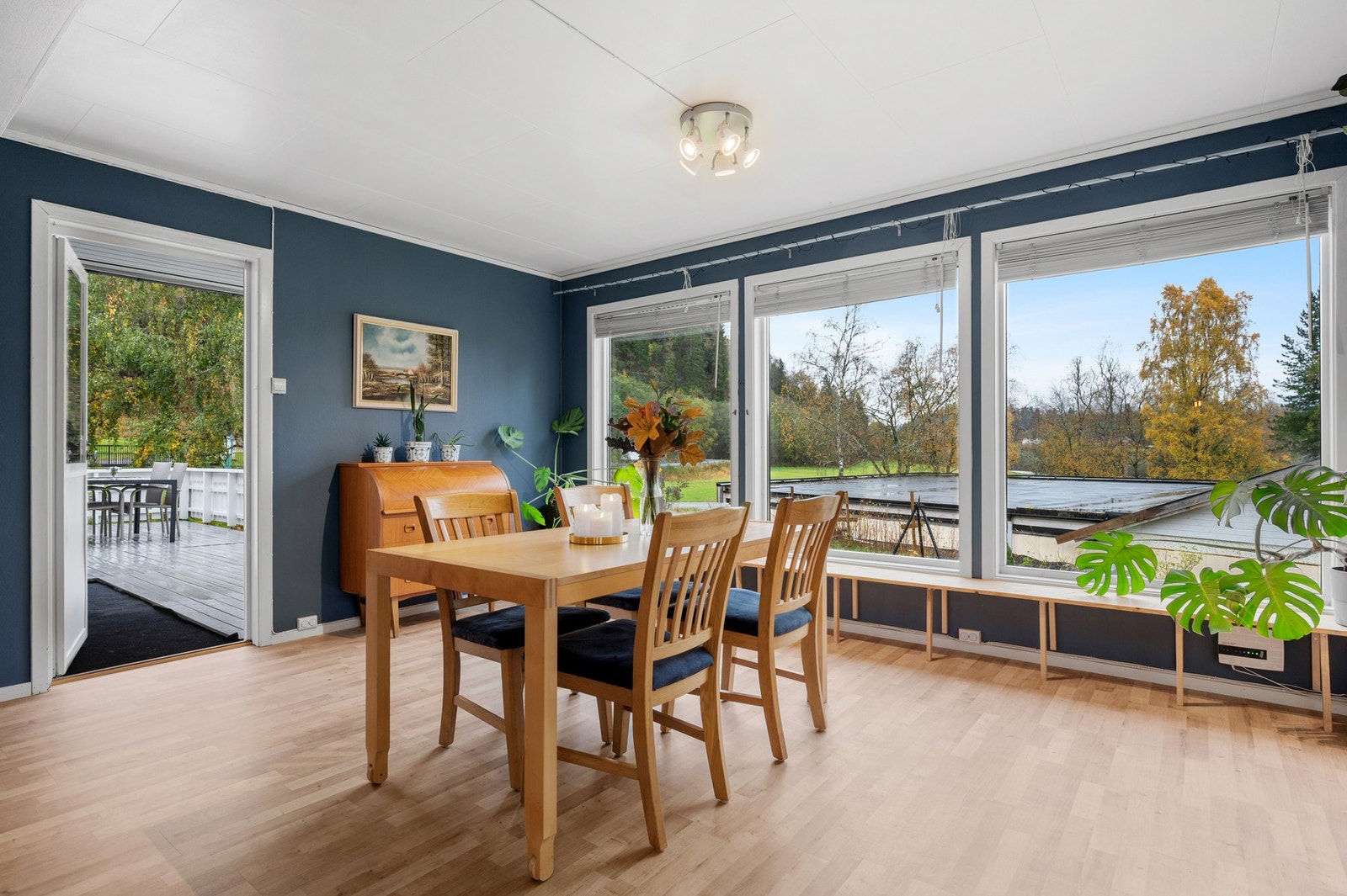 De store vindusflatene gir rikelig med naturlig lysinnslipp, men det er likevel ingen innsyn! Galleribilde