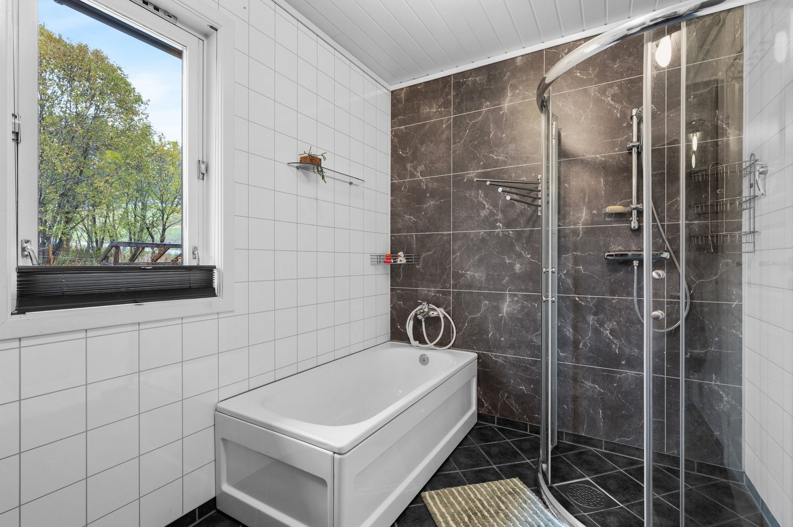 Utstyrt med dusjhjørne, badekar, servantskap, wc og mekanisk avtrekk. Galleribilde