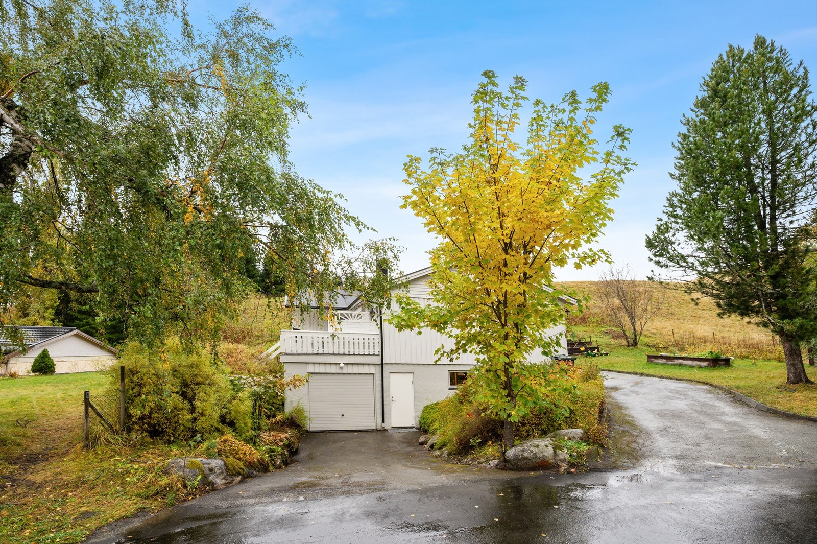 Nedkjørsel til garasje som i dag er innredet med reoler/hyller for lagring. Det er lagt varmekabler i nedkjøring men denne er ikke brukt av selger Galleribilde
