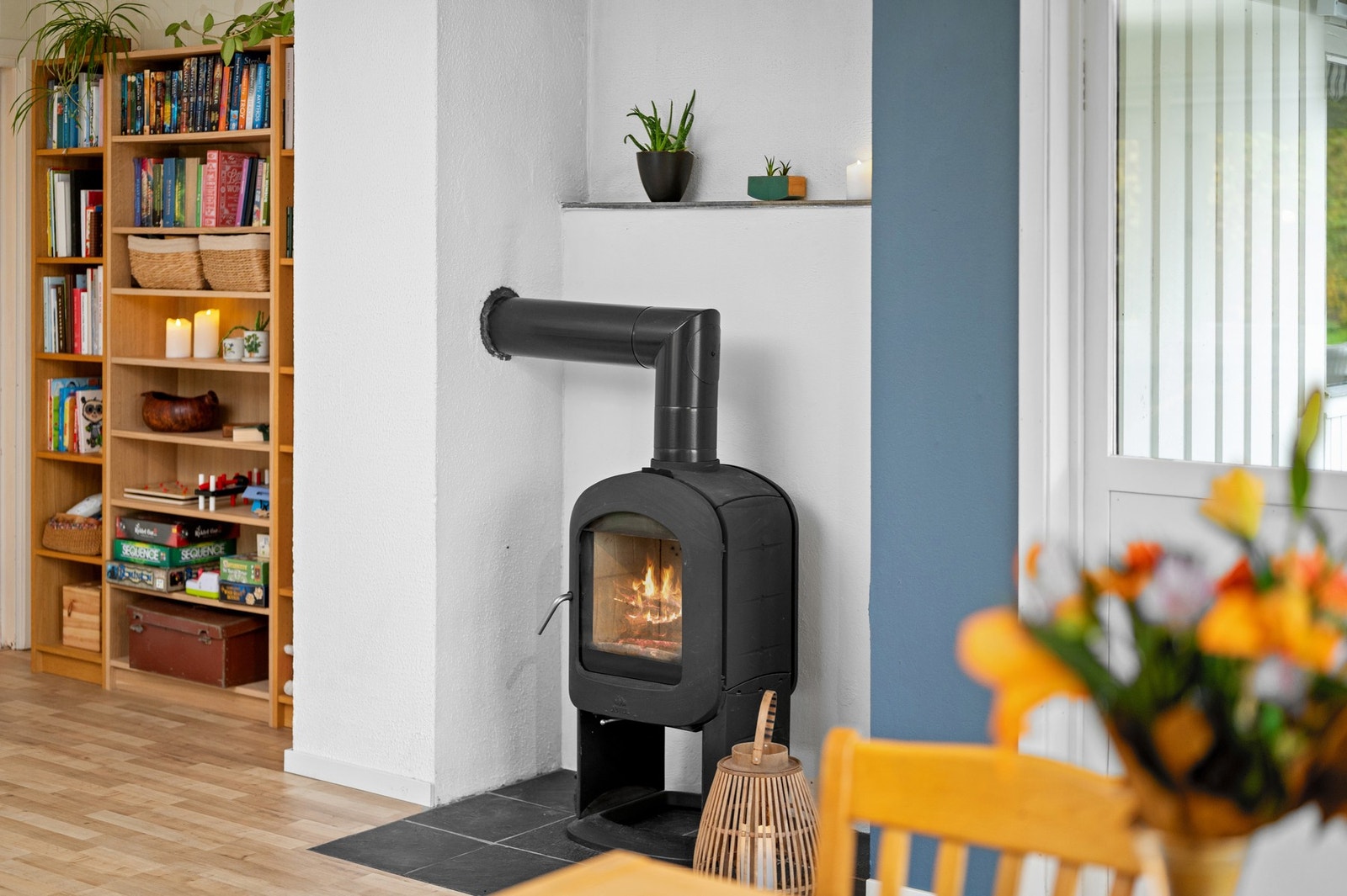 På stuen har du vedovn og varmepumpe for lun og hyggelig oppvarming Galleribilde