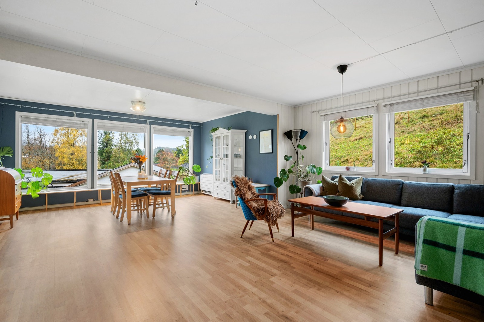 Stuen strekker seg over hele 38 kvm. Her er det montert Daikin gulvmodell 5,7 kw varmepumpe fra 2022 Galleribilde