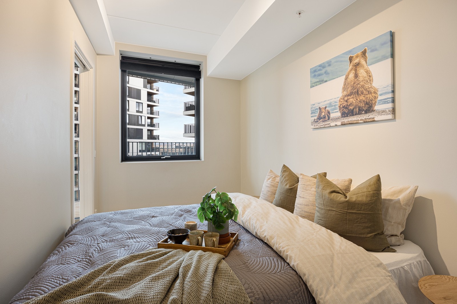 Soverommet har to skyvedører som gir praktisk tilgang fra stuen og gjør møbleringen fleksibel. Galleribilde