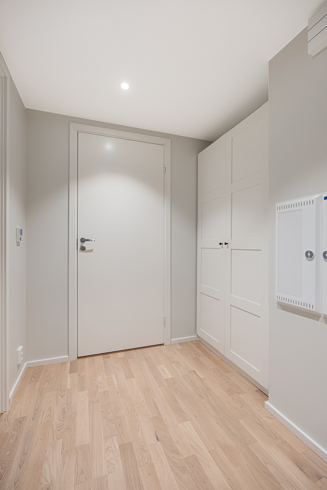 Entreen har god plass til garderobe. Galleribilde