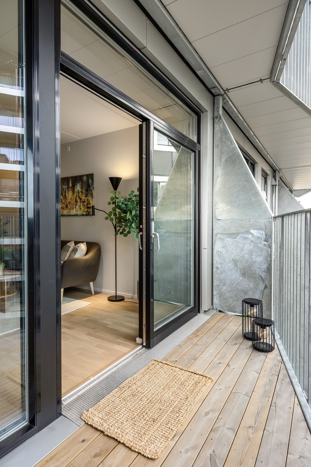 Balkongen har tremmelgulv og spilerekkverk. Galleribilde